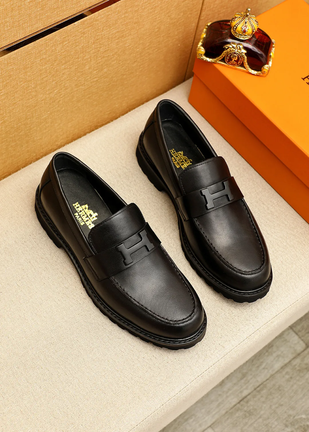 Men's shoes 💰460 💐 Product trademark: HERMES "Hermès" casual leather shoes Regular size: 38-44 (45.46🉑️customized) Product materials: Selected imported first-layer calfskin upper + luxury hardware buckle, imported water-dyed 🐂 cowhide lining. Strong three-dimensional visual effect, original outsole Color: 4⃣️colors available